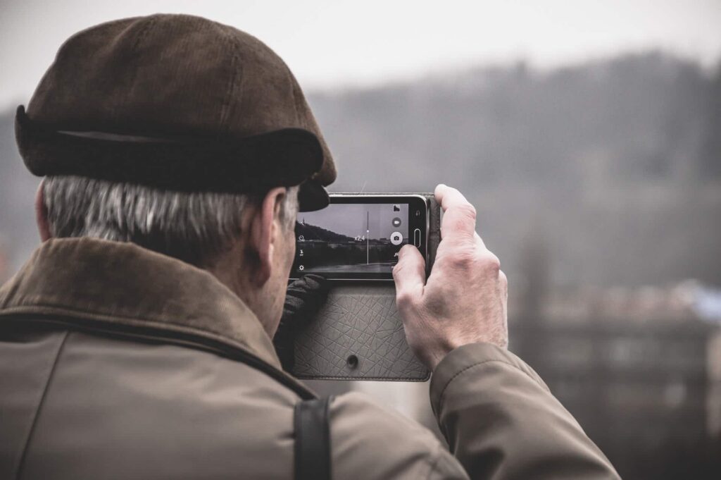 Mediciner.in - Adapting to the new technologies by the elderly people: Connecting the two generations! | 2025 old man clicking photos
