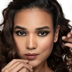 Mediciner.in - SUGAR Cosmetics Kohl of Honour Intense Kajal, Matte Finish, Longlasting Formula, Lightweight | 2025 SUGAR Cosmetics Kohl of Honour Intense Kajal Matte Finish Longlasting Formula Lightweight 01 Black Out 0 2 2025